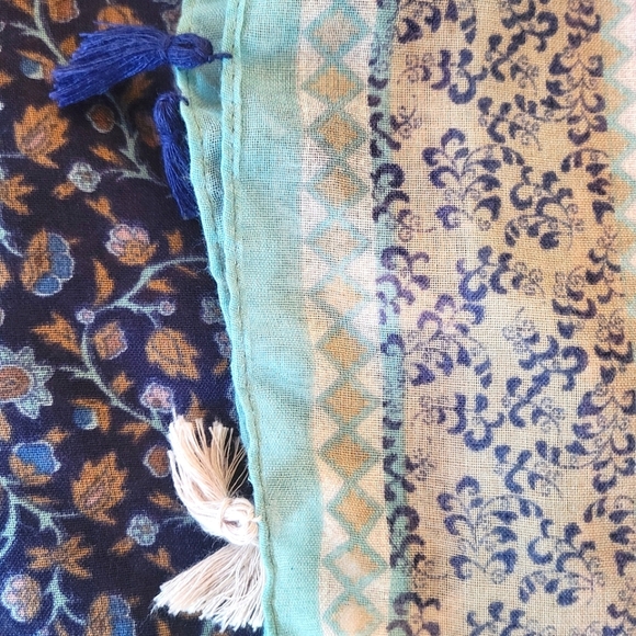 💥FREE WITH 3/$30 BUNDLE💥 Blue and Purple Patterned Scarf - Picture 5 of 5